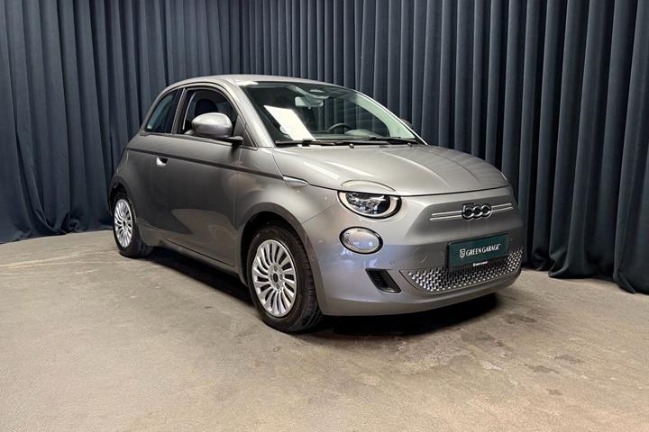Grå Fiat 500e fra 2023