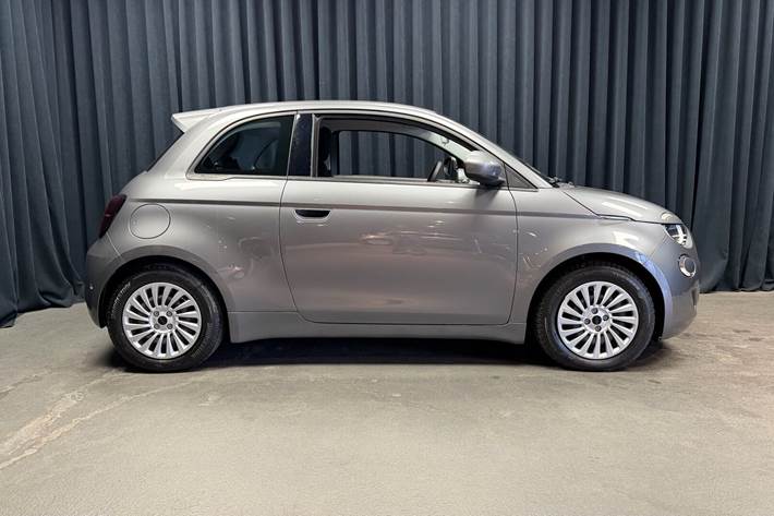 Grå Fiat 500e fra 2023