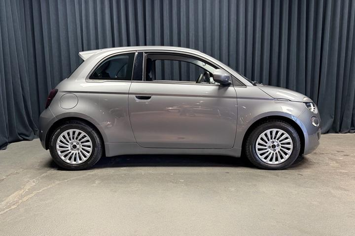 Grå Fiat 500e fra 2023