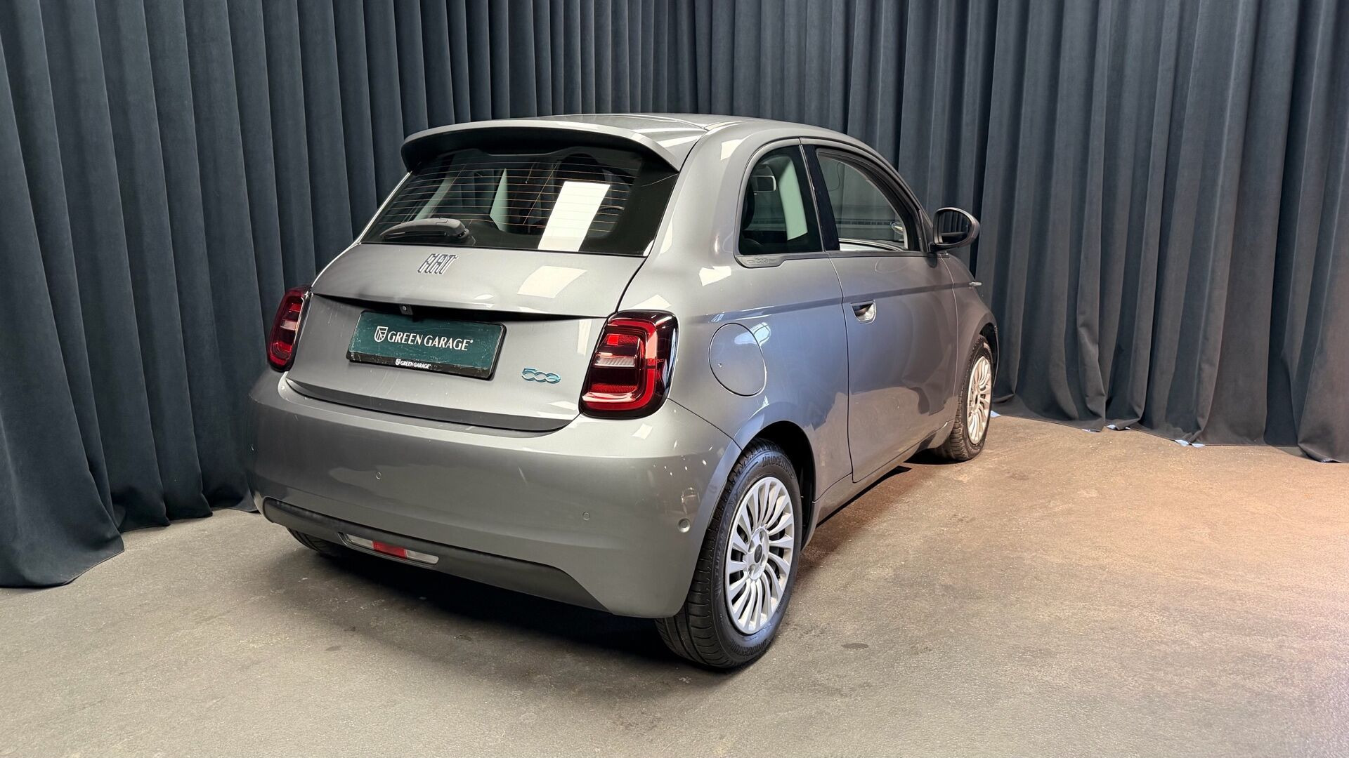 Grå Fiat 500e fra 2023