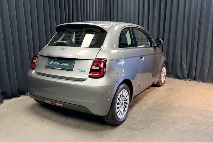 Grå Fiat 500e fra 2023