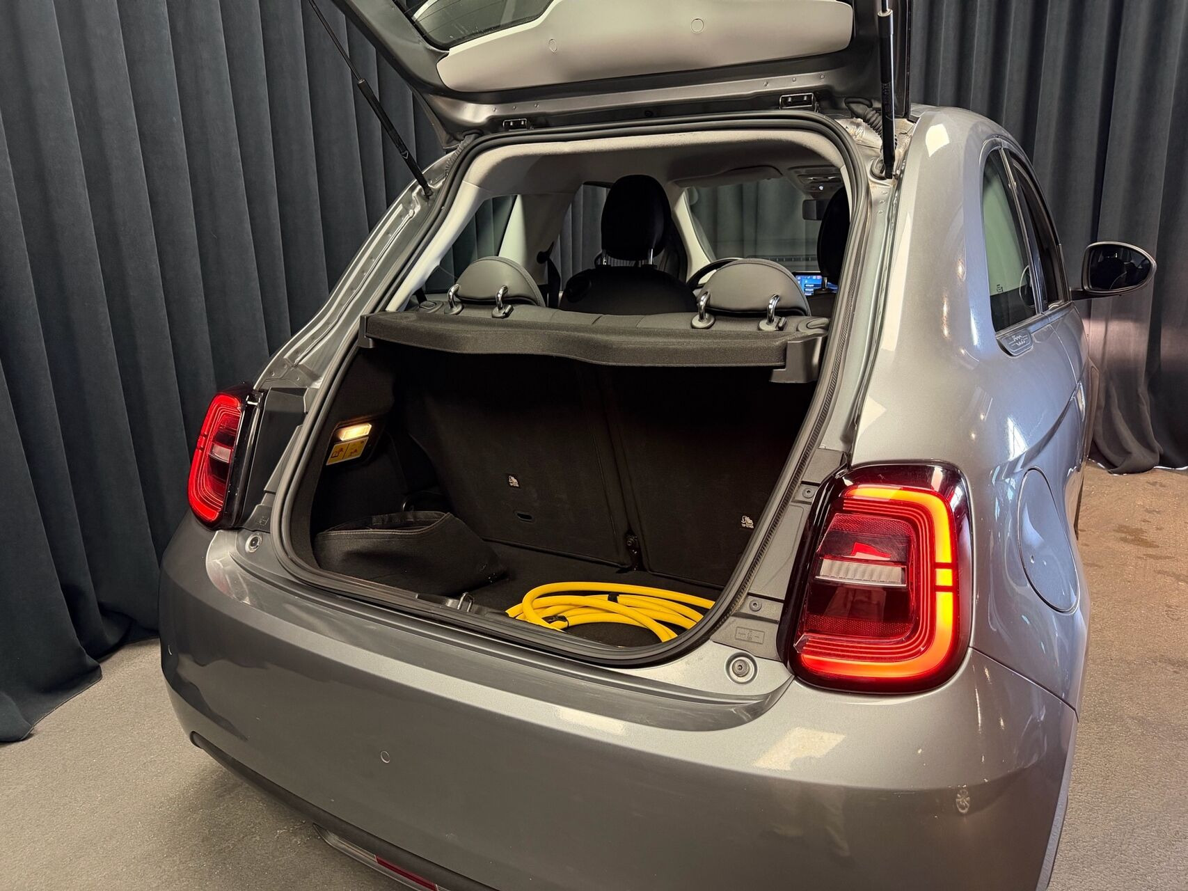 Grå Fiat 500e fra 2023
