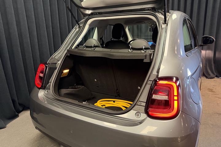 Grå Fiat 500e fra 2023