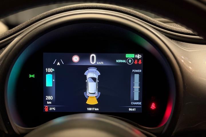 Grå Fiat 500e fra 2023