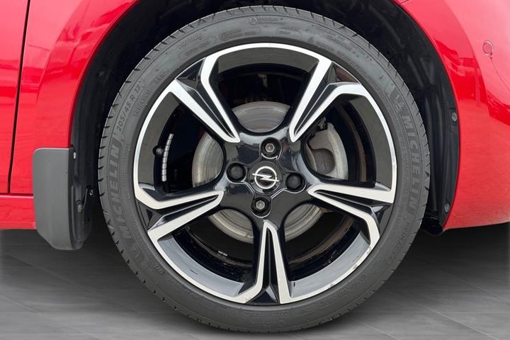 Rød Opel Corsa fra 2023