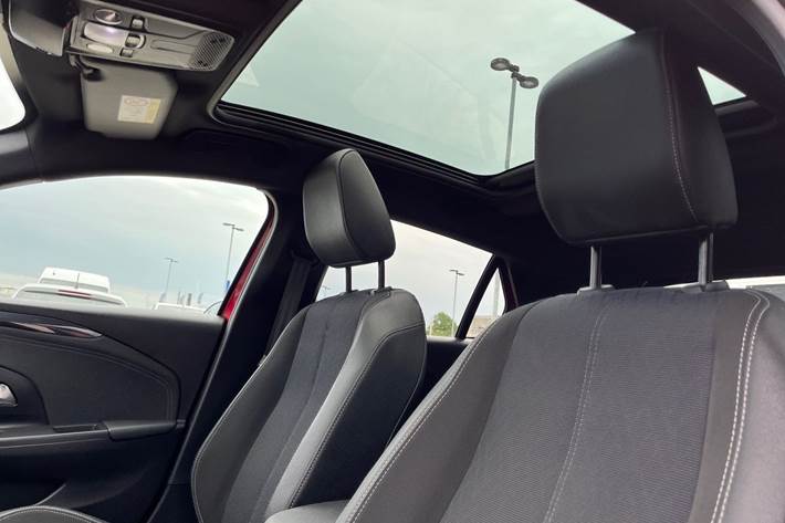 Rød Opel Corsa fra 2023