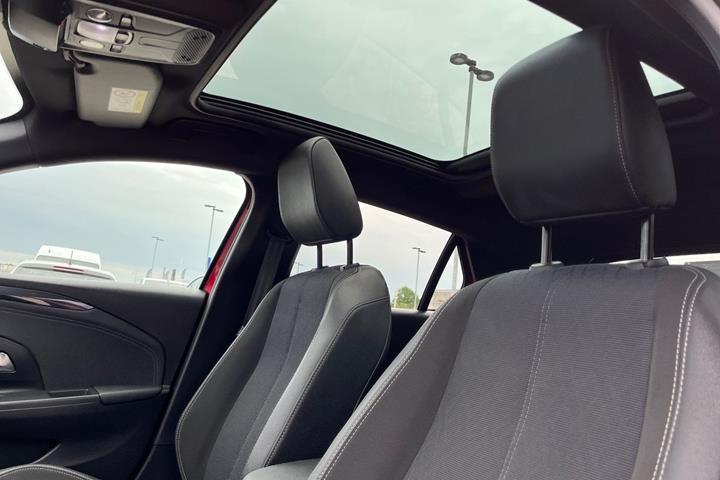 Rød Opel Corsa fra 2023
