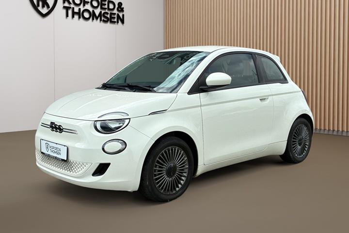 Hvid Fiat 500e fra 2022 set udefra