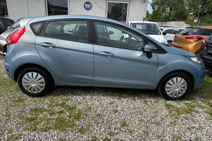 Blå Ford Fiesta fra 2009