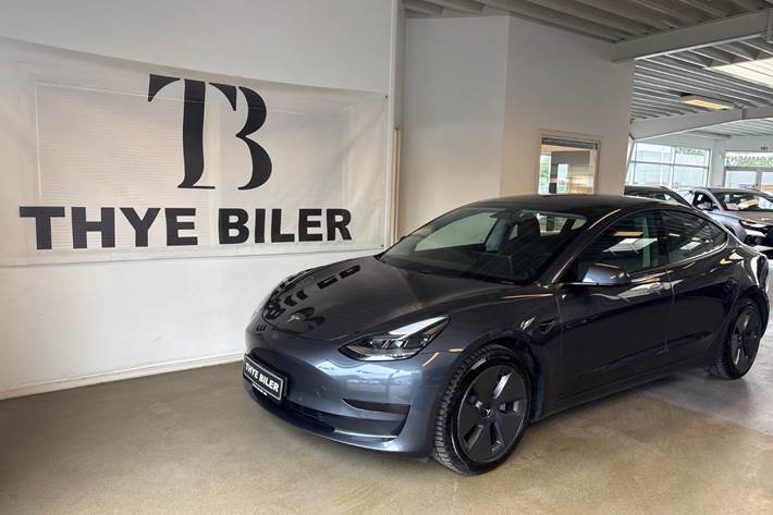 Grå Tesla Model 3 fra 2021