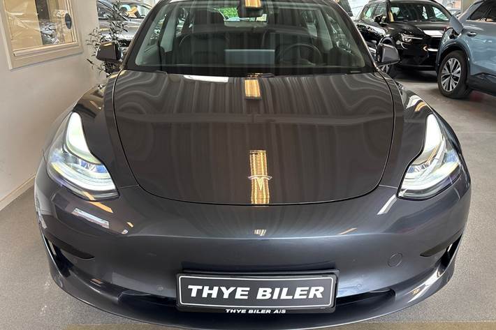 Grå Tesla Model 3 fra 2021