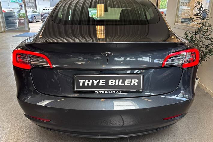 Grå Tesla Model 3 fra 2021
