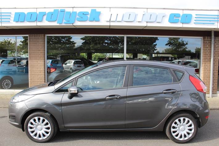 Grå Ford Fiesta fra 2016