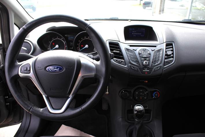 Grå Ford Fiesta fra 2016