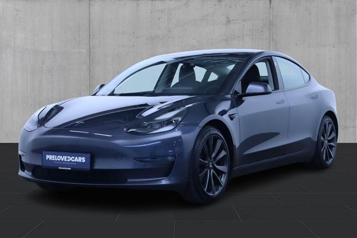 Grå Tesla Model 3 fra 2021