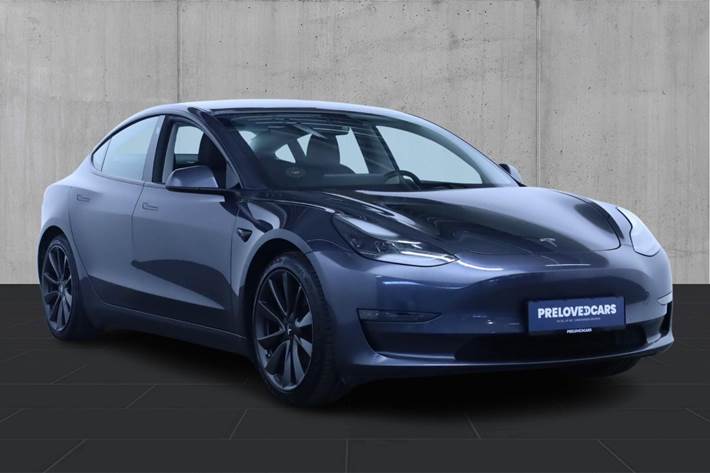 Grå Tesla Model 3 fra 2021