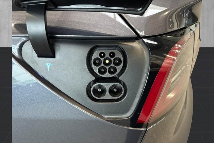 Grå Tesla Model 3 fra 2021