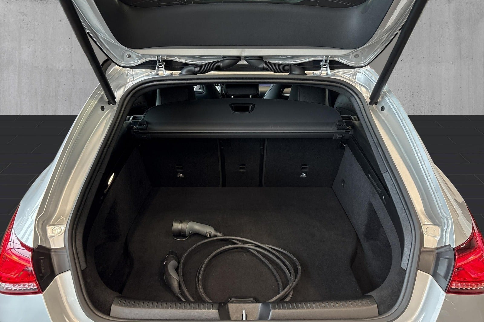 Sølv Mercedes CLA250 e fra 2023