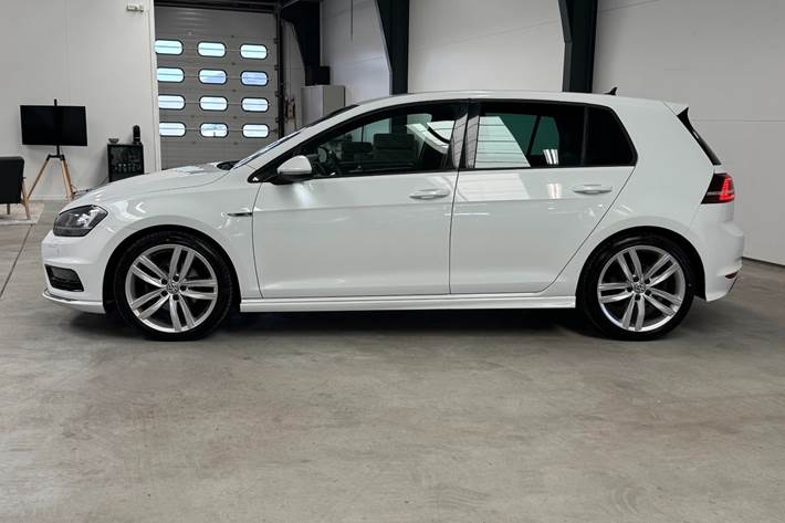 Hvid VW Golf VII fra 2014