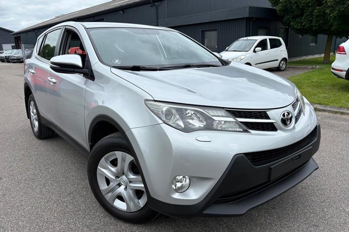 Sølv Toyota RAV4 fra 2015 set udefra