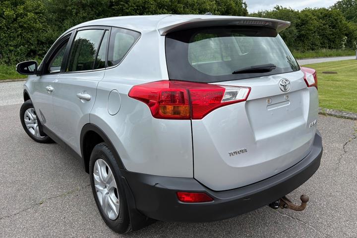 Sølv Toyota RAV4 fra 2015