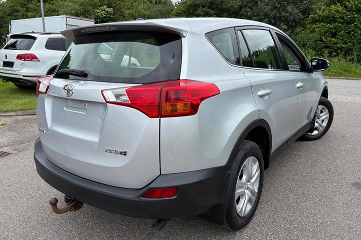 Sølv Toyota RAV4 fra 2015