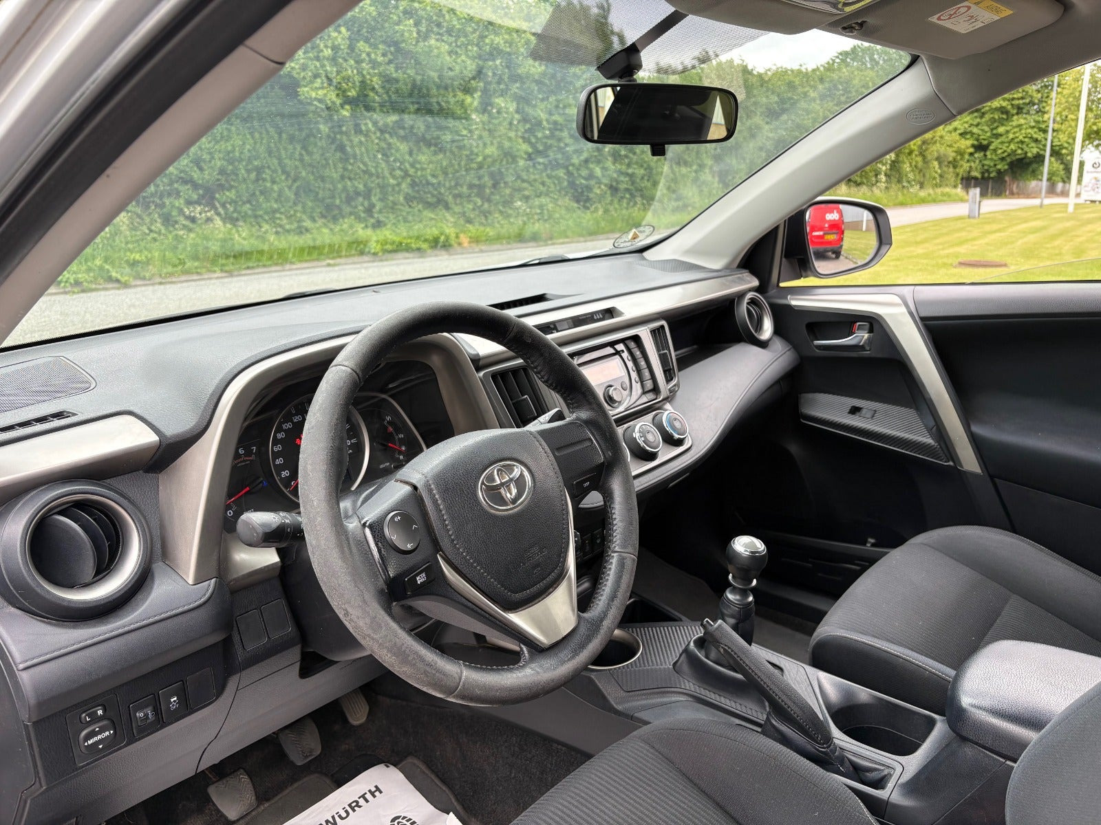 Sølv Toyota RAV4 fra 2015