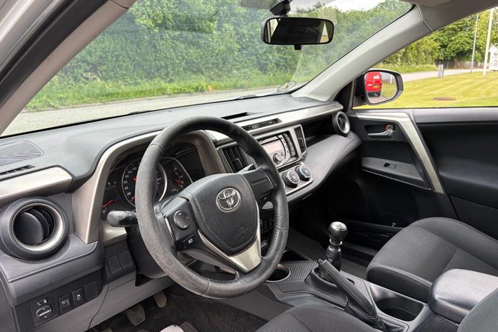 Sølv Toyota RAV4 fra 2015
