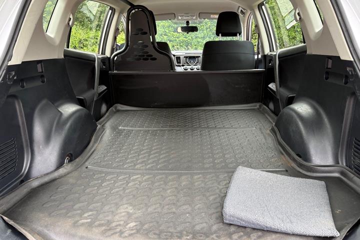 Sølv Toyota RAV4 fra 2015