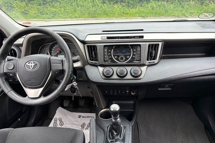 Sølv Toyota RAV4 fra 2015