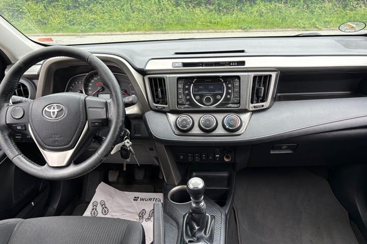 Sølv Toyota RAV4 fra 2015