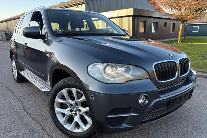 Grå BMW X5 fra 2012 set udefra