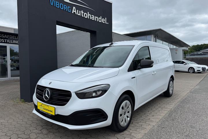 Hvid Mercedes eCitan fra 2023 set udefra
