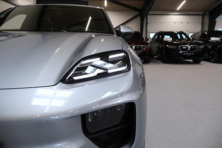 Sølv Porsche Macan fra 2025