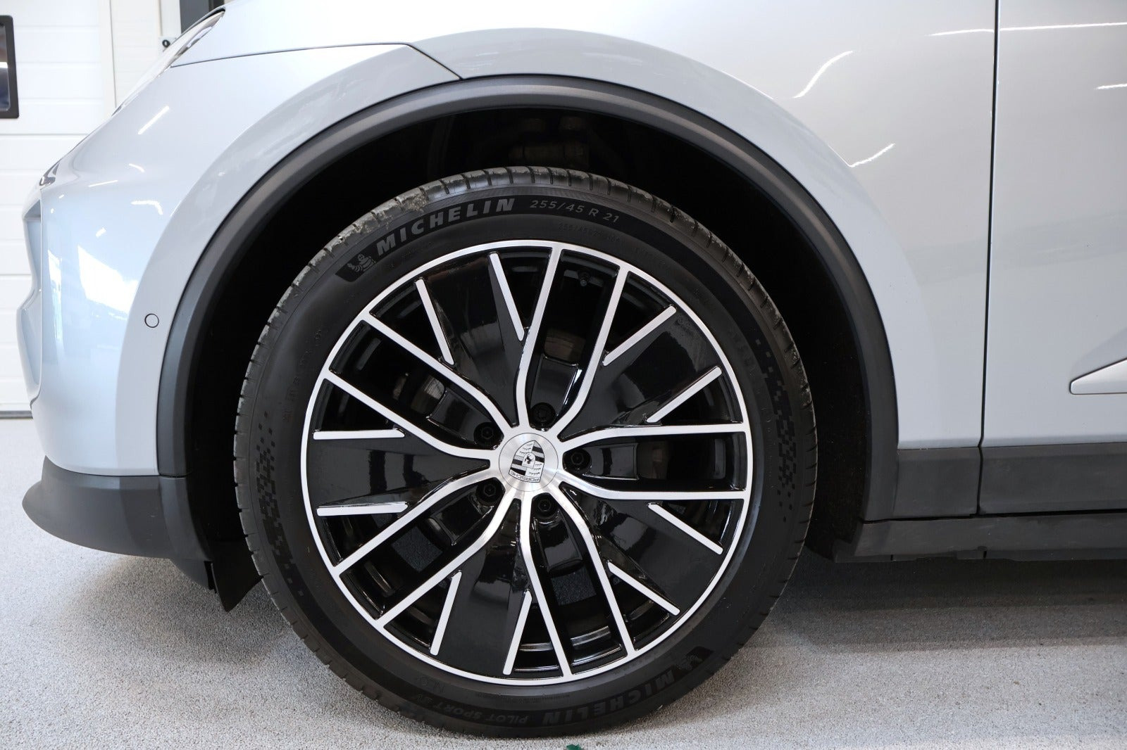 Sølv Porsche Macan fra 2025