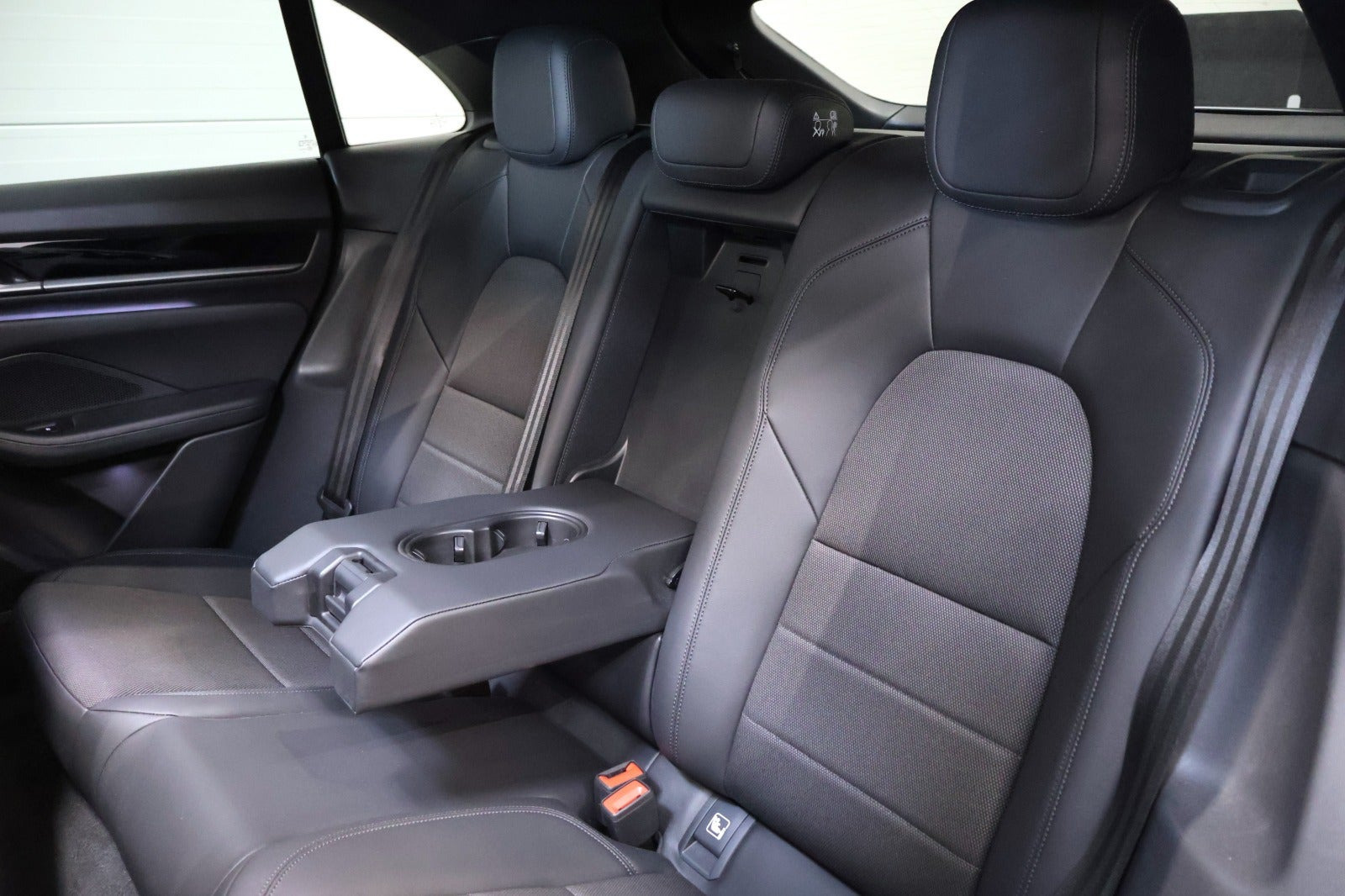 Sølv Porsche Macan fra 2025