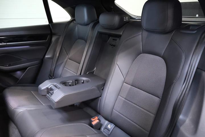 Sølv Porsche Macan fra 2025