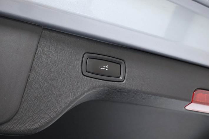 Sølv Porsche Macan fra 2025