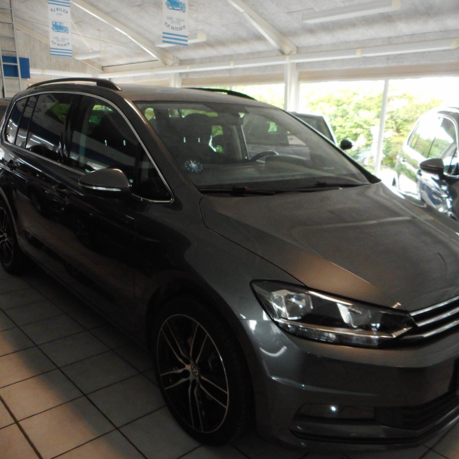Grå VW Touran fra 2019