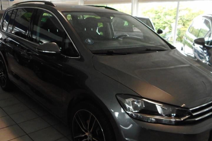 Grå VW Touran fra 2019