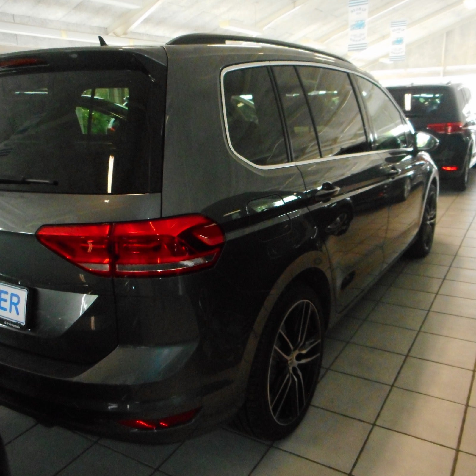 Grå VW Touran fra 2019