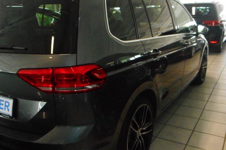 Grå VW Touran fra 2019