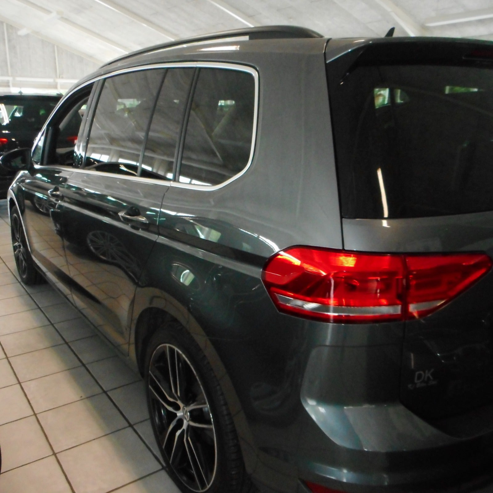 Grå VW Touran fra 2019