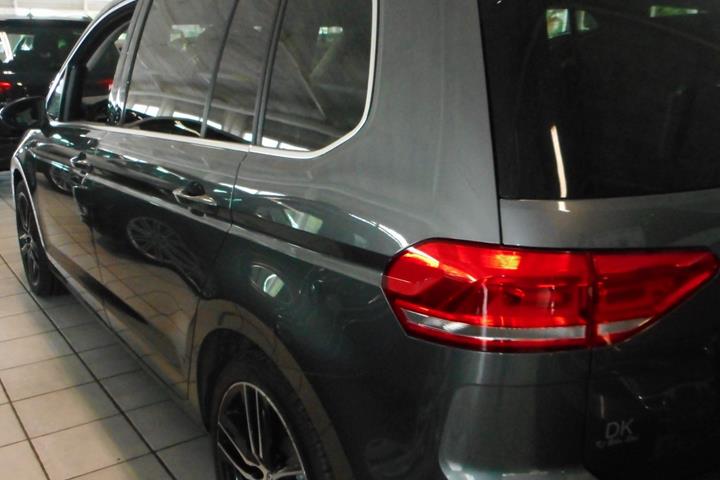 Grå VW Touran fra 2019