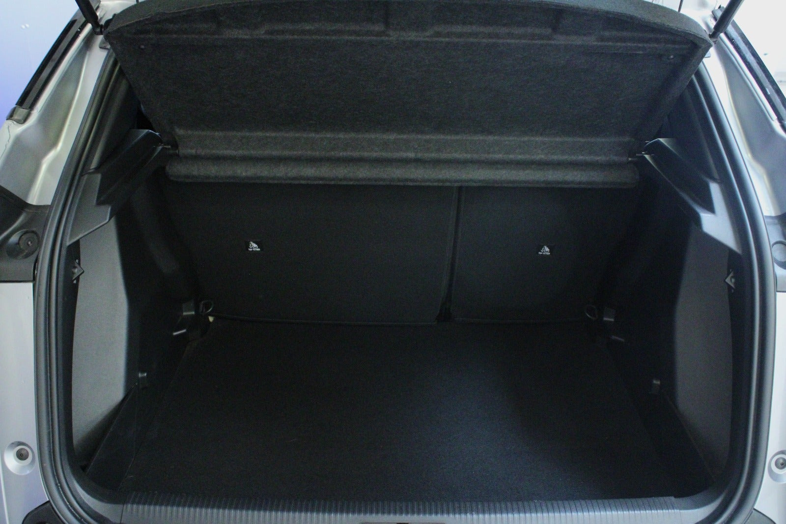 Sølv Peugeot e-2008 fra 2025