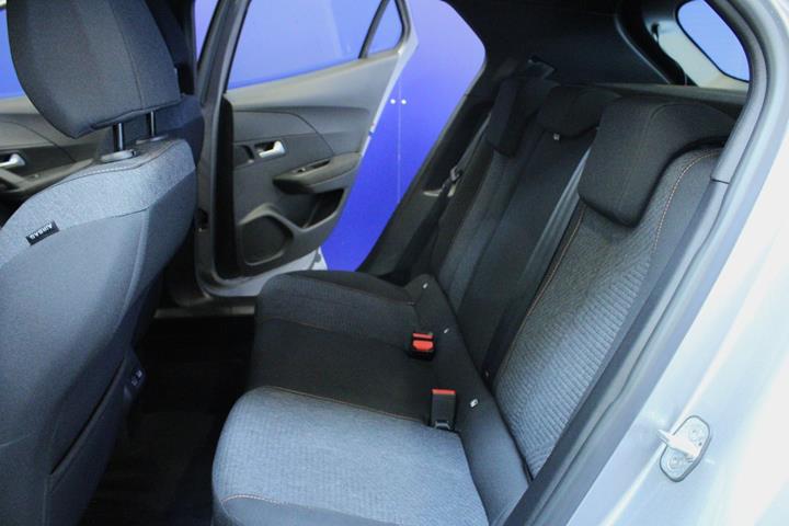 Sølv Peugeot e-2008 fra 2025