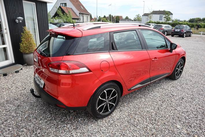 Rød Renault Clio IV fra 2018