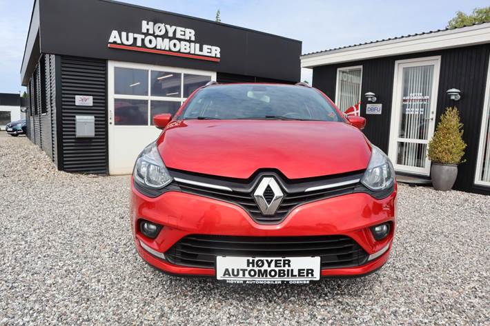 Rød Renault Clio IV fra 2018