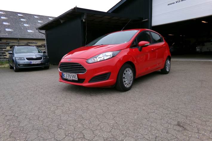 Rød Ford Fiesta fra 2015