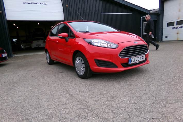 Rød Ford Fiesta fra 2015